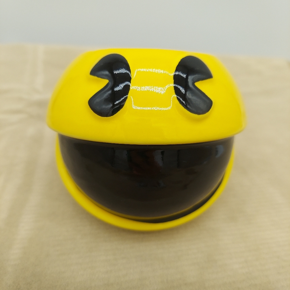Pac-Man Ceramic Pencil / Pen Holder by Bioworld Pac Man Retro Video Game